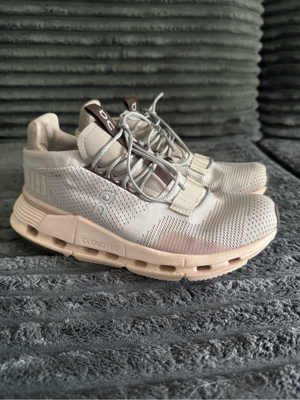 On Running On Cloudnova pearl/Shell women’s size 5.5